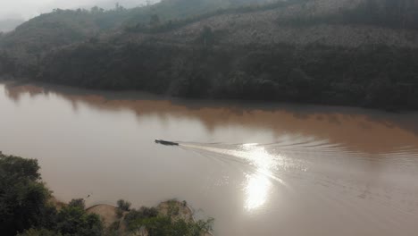 Kleines-Lokales-Boot-Auf-Dem-Fluss-Nam-Ou-In-Nong-Khiaw-Laos,-Luftaufnahme