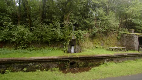 Extraweitwinkelaufnahme-Von-Regenwasser,-Das-Kontrolliert-Unter-Dem-Bahnsteig-Am-Bahnhof-Cynonville-Geleitet-Wird