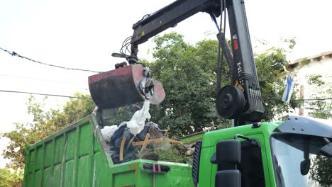 Crane-operating-collecting-household-waste