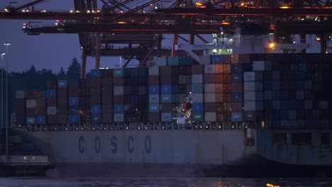 Angedocktes-Volles-Fracht-Cosco-Containerschiff-Statisch