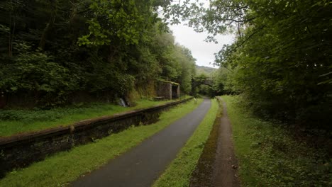 Extraweite-Aufnahme-Des-Bahnhofs-Cynonville-Mit-Alter-Eisenbahnbrücke-Im-Hintergrund-Und-Radweg
