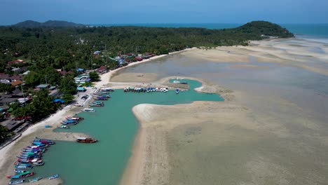 Hafen-Auf-Der-Insel-Koh-Samui-In-Thailand-Bei-Ebbe-Mit-Angedockten-Booten-Und-Freiliegendem-Sand