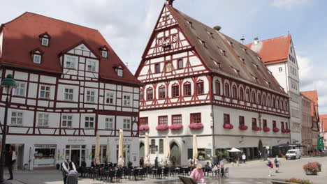 Casa-De-Pan-Y-Danza-En-El-Mercado-De-Nordlingen,-Baviera,-Alemania