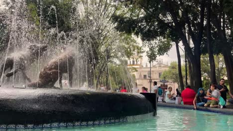 Timelapse-left-to-right-of-coyotes-fountain-in-Coyoacan,-Mexico-City,-Mexico