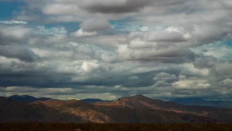 Tageswolkenlandschaft-Im-Zeitraffer-über-Bergen-Jenseits-Des-Mojave-Wüstenbeckens