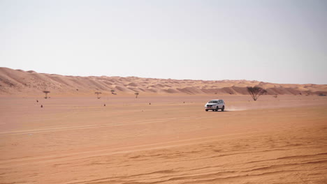 4x4-driving-in-the-Wahiba-desert-of-Oman