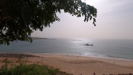 Naturaleza-Pacífica-Durante-El-Amanecer-Sobre-La-Playa-Tropical-En-Dakar,-Senegal,-África