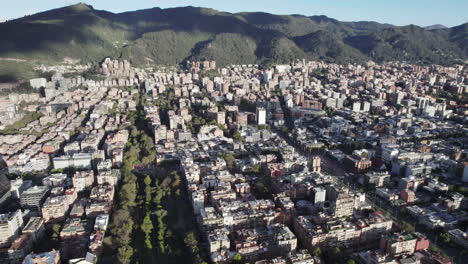 Eine-Luftaufnahme-Der-Häuser-Rund-Um-Die-Straßen-In-Der-Stadt-Bogota,-Kolumbien