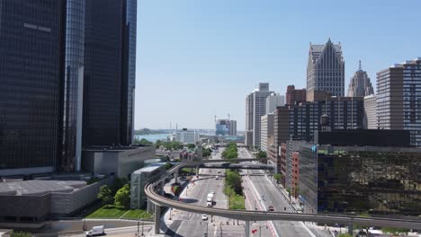 Innenstadt-Von-Detroit,-Vorbereitungen-Für-Das-Indycar-Rennen,-Mit-Dem-Renaissance-Center-Im-Hintergrund,-Luftaufnahme