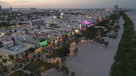Nachtleben-In-South-Beach,-Miami,-Luftaufnahmen-Der-Ocean-Drive-Road-Und-Des-Club-Restaurant-Hotels