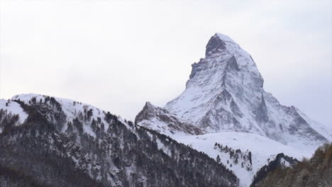 Eröffnung-Szenische-Filmische-Luftaufnahme-Drohne-Zermatt-Schweiz-Berühmteste-Schneedecke-Berg-Matterhorn-November-Heftiger-Neuschneefall-Beim-Klettern-Gipfel-Abstieg-Bewegung-Still