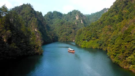 Paisajes-Con-Paseo-En-Barco-Por-El-Lago-Baofeng-En-Wulingyuan,-Parque-Forestal-Nacional-De-Zhangjiajie,-Provincia-De-Hunan,-China