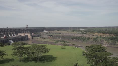Panorama-Des-Wasserkraftwerks-Von-Itaipu-Und-Der-Umliegenden-Landschaft-Zwischen-Brasilien-Und-Paraguay