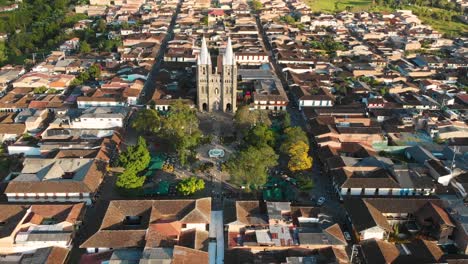 Luftaufnahme-Einer-Drohne-über-Der-Kleinen-Stadt-Jardin-In-Kolumbien,-Die-Die-Ikonische-Basilika-Der-Kirche-Der-Unbefleckten-Empfängnis-Zeigt
