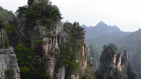 Impresionantes-Paisajes-Naturales-En-El-Parque-Forestal-Nacional-De-Zhangjiajie-En-Zhangjiajie,-Provincia-De-Hunan,-China.