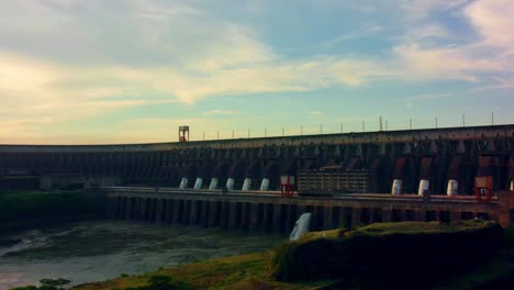Überläufe-Des-Itaipu-Staudamms-Am-Parana-Fluss-Bei-Sonnenuntergang-An-Der-Grenze-Zwischen-Brasilien-Und-Paraguay