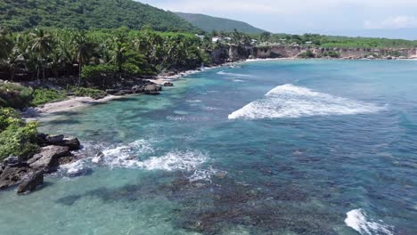 Panorama-Of-Quemaito-Beach-With-Clear-Water-and-Tropical-Palm-Trees-On-A-Sunny-Day-In-Summer-In-Barahona,-Dominican-Republic