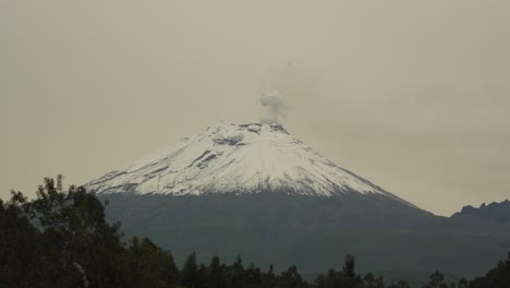Vulkan-Cotopaxi-In-Den-Anden,-Gelegen-In-Der-Stadt-Latacunga,-Ecuador