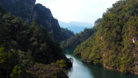 Lago-Idílico-Rodeado-De-Montañas-Boscosas-En-El-Lago-Baofeng-En-Wulingyuan,-Parque-Forestal-Nacional-Zhangjiajie,-Provincia-De-Hunan,-China