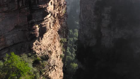 Hoch-Aufragende-Sandsteinfelsen-Im-Zhangjiajie-National-Forest-Park-In-Zhangjiajie,-Provinz-Hunan,-China