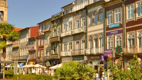 Centro-De-La-Ciudad-De-Braga-Con-Tiendas-Durante-Los-Días-Soleados-En-Portugal