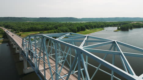 Autos-Fahren-Durch-Die-Wabasha-Nelson-Fachwerkbrücke-über-Den-Mississippi-River-In-Minnesota,-USA
