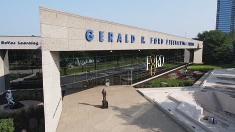 Entrada-Al-Museo-Presidencial-Gerald-R.-Ford,-Grand-Rapids,-Michigan,-Estados-Unidos,-Vista-Aérea-Ascendente