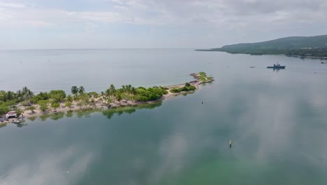 Vista-Aérea-De-La-Isla-Playa-El-Cayo-En-La-Bahía-De-Neiba-Con-Aguas-Tranquilas-En-Barahona,-República-Dominicana