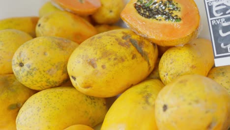 Spanish-Supermarket-Scene:-Luscious-Papayas,-Showcasing-their-Vibrant-Interior