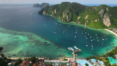 Aerial-panorama-of-busy-ferry-harbour-at-Koh-Phi-Phi-island-Thailand,-hyperlapse