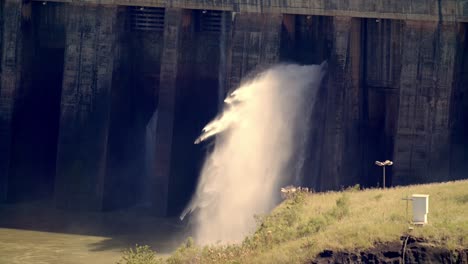 Corriente-Extrema-De-Agua-Que-Fluye-A-Través-Del-Aliviadero-De-La-Represa-Hidroeléctrica-De-Itaipú-En-La-Frontera-Entre-Brasil-Y-Paraguay