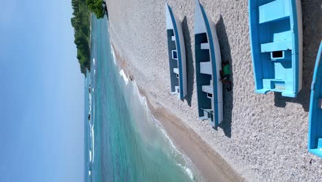 Vertikale-Ansicht-Von-Holzbooten-Am-Strand-Von-Quemaito-In-Barahona,-Dominikanische-Republik