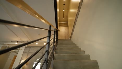 Toma-Panorámica-Mirando-Hacia-Una-Escalera-Con-Escaleras-De-Cemento-En-Una-Unidad-De-Condominio