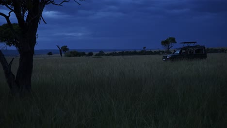 Vehículo-4x4-Estacionario-En-Una-Peligrosa-Aventura-De-Safari-Nocturno,-Naturaleza-Africana-En-La-Reserva-Nacional-Masai-Mara,-Kenia,-Safari-Africano-En-La-Conservación-Del-Norte-De-Masai-Mara