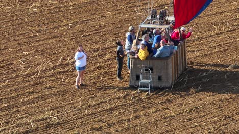 Menschen,-Die-In-Einem-Heißluftballon-Auf-Einem-Ländlichen-Gebiet-In-Den-USA-Landen