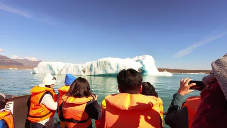 Touristen-Fotografieren-Vom-Boot-Aus-In-Der-Gletscherlagune-Islands