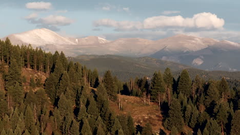 Erster-Schnee-Auf-Berggipfeln,-Mount-Blue-Sky,-Evans-Drohne-Aus-Der-Luft,-Filmische-Enthüllungsaufnahme-Aus-Immergrünem-Colorado,-Idaho-Springs,-Denver,-Sonnenaufgang,-Erstes-Licht,-Atemberaubend,-Mittlere-Parallaxe,-Dramatischer-Kreis-Rechts