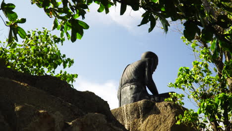 Estatua-De-Un-Monje-Budista-Solitario-Sentado-En-Profunda-Meditación
