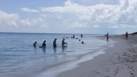 Dies-Ist-Ein-Video-Von-Menschen-Am-Strand-Des-Wendekreises-Des-Krebses-Auf-Exuma-Auf-Den-Bahamas