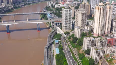 Verkehr-über-Flussstraßen-In-Der-Chinesischen-Stadt-Chongqing