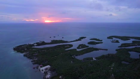 Tintipan-Insel-Voller-Lagunen-Mit-Sonnenuntergang-Am-Horizont