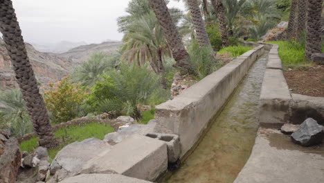 Oman-Berge-Bewässerungssystem-Mit-Wasser