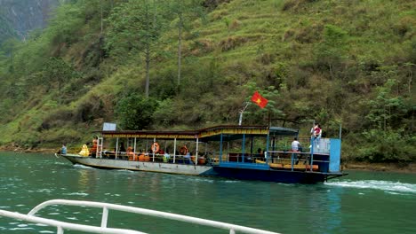 Tourists-and-visitors-on-boats-journeying-through-Ma-Pi-Leng-Canyon,-Vietnam