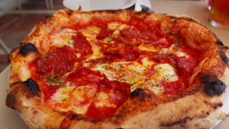 Pizza-Tradicional-Italiana-De-Pepperoni,-Corteza-Perfecta,-Auténtica-Pizza-Napolitana,-Toma-De-4k