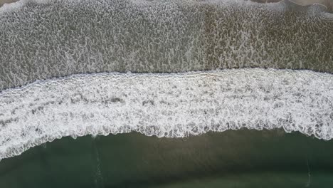 Riesige-Wellen-Brechen-An-Einem-Sandstrand