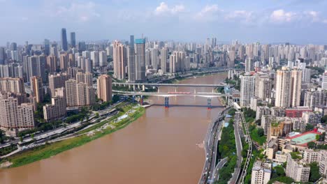 Chongqing-Riesiges-Chinesisches-Stadtbild-Mit-Dem-Jangtsekiang,-Der-Es-Durchquert