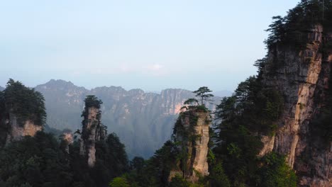 Cordillera-De-Zhangjiajie-Con-árboles-Encima-Al-Atardecer