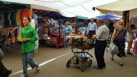 Tashkent,-Uzbekistán,-Gente-Y-Vendedores-En-El-Tradicional-Mercado-De-Bazar-Al-Aire-Libre
