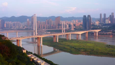 Große-Brücke,-Die-Die-Chinesische-Stadt-Chongqing-Bei-Sonnenuntergang-Verbindet