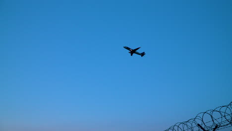 Flugzeuge-Während-Des-Fluges-Verlassen-Den-Warschauer-Chopin-Flughafen-Mit-Stacheldrahtzaun-Im-Boden